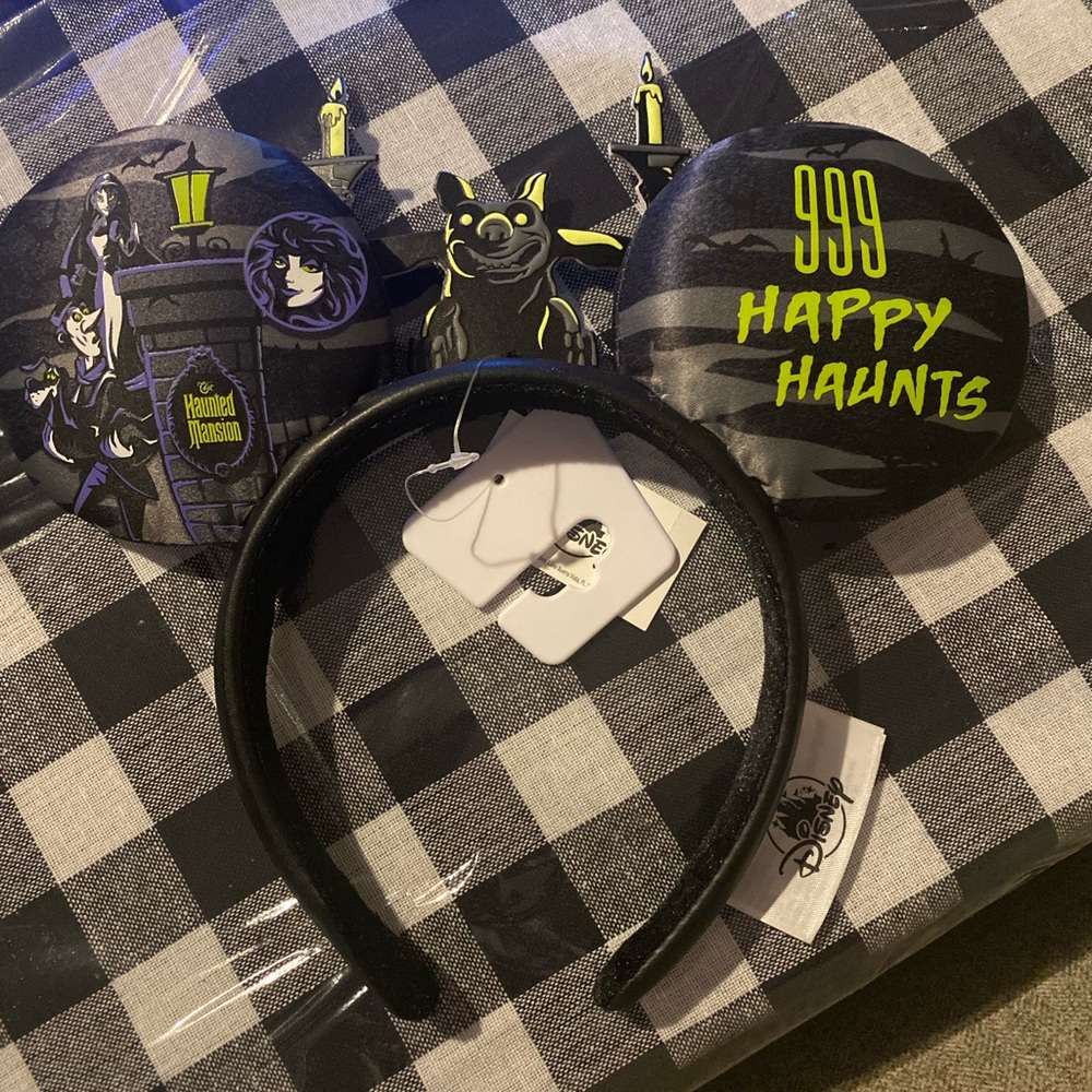Walt Disney World 999 haunts Haunted Mansion Minnie Mouse ears glow in dark ✨✨